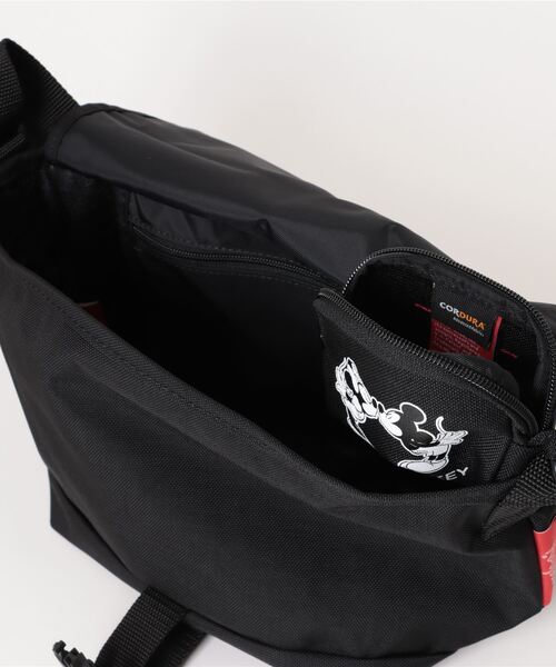 Manhattan Portage(マンハッタンポーテージ)の「Nylon Messenger Bag JR Flap Zipper Pocket 24 / Mickey(メッセンジャーバッグ・レディース・ブラック・SMALL)」の5枚目の写真
