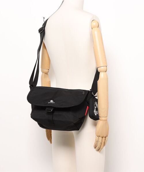 Manhattan Portage(マンハッタンポーテージ)の「Nylon Messenger Bag JR Flap Zipper Pocket 24 / Mickey(メッセンジャーバッグ・レディース・ブラック・SMALL)」の6枚目の写真