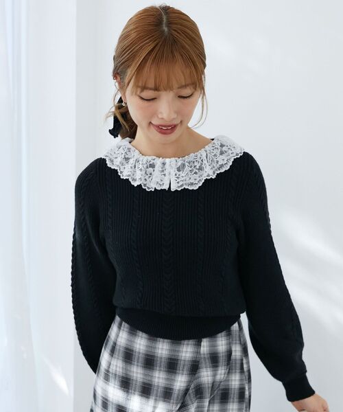 MAJESTIC LEGON（マジェスティックレゴン）の「リボンブローチ付レース襟ニット（ニット/セーター・レディース・グレー/ブラック/アイボリー・MEDIUM）」の2枚目の写真