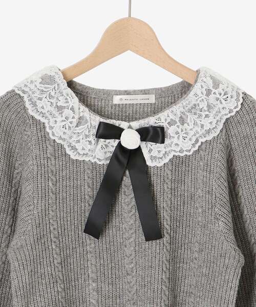 MAJESTIC LEGON（マジェスティックレゴン）の「リボンブローチ付レース襟ニット（ニット/セーター・レディース・グレー/ブラック/アイボリー・MEDIUM）」の4枚目の写真