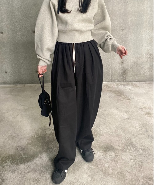 ISOOK(アイスー)の「コットンワイドワークパンツ(kiharu select) / シェフパンツ イージーパンツ バレルレッグ バレルパンツ コクーン ルーズ 総ゴム(チノパンツ・レディース・アイボリー/ブラック・FREE)」の2枚目の写真