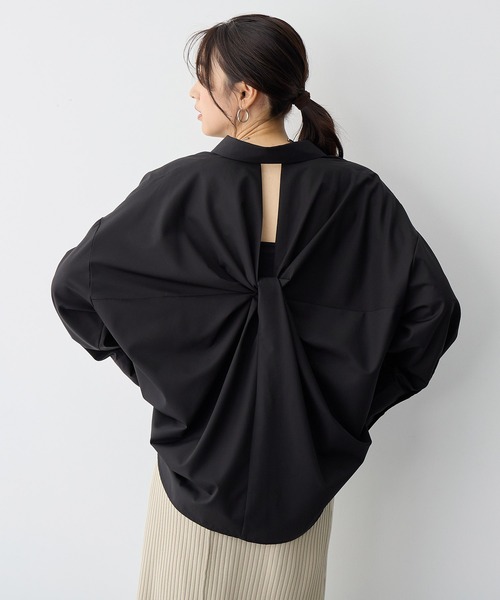 anyfee(エニフィー)の「【anyfee/プラスサイズ】バックシャンツイストシャツ(シャツ/ブラウス・レディース・ブラック/ブルー/オフホワイト・5L/4L/3L/LL)」の2枚目の写真