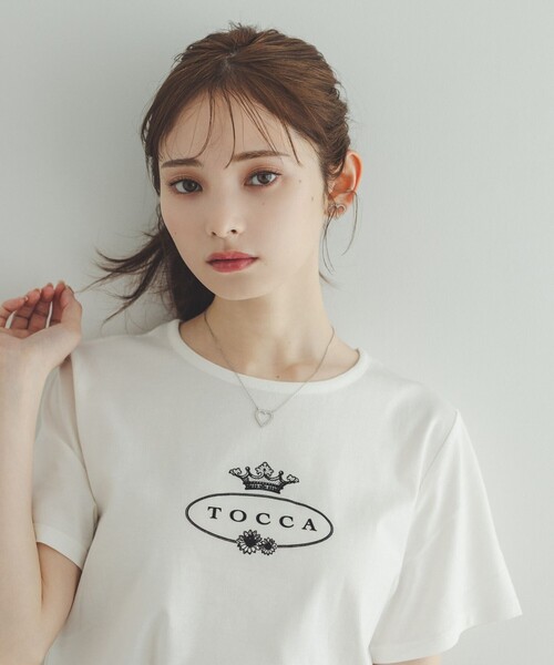 TOCCA（トッカ）の「HALLMARK FLOCKY LOGO TEE Tシャツ（Tシャツ/カットソー・レディース・アイボリー系/ブルー系/ベージュ系・SMALL/MEDIUM）」の2枚目の写真