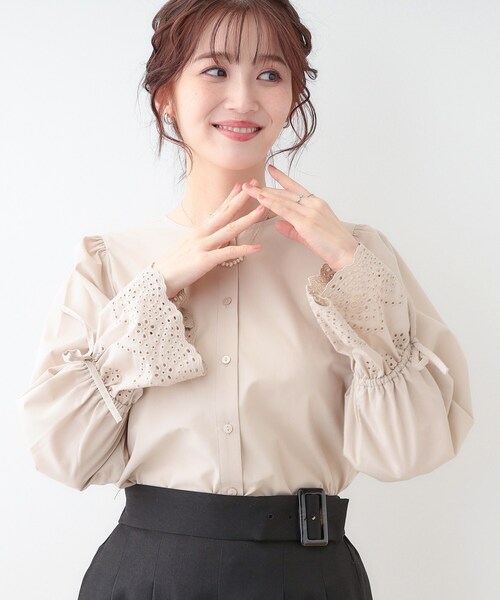 DRESKIP(ドレスキップ)の「【S-LL/前後2WAY/洗濯後しわになりにくい】お袖刺繍レースブラウス(シャツ/ブラウス・レディース・オフホワイト/ネイビー系2/ベージュ/ネイビー・01/02/03/04)」の2枚目の写真