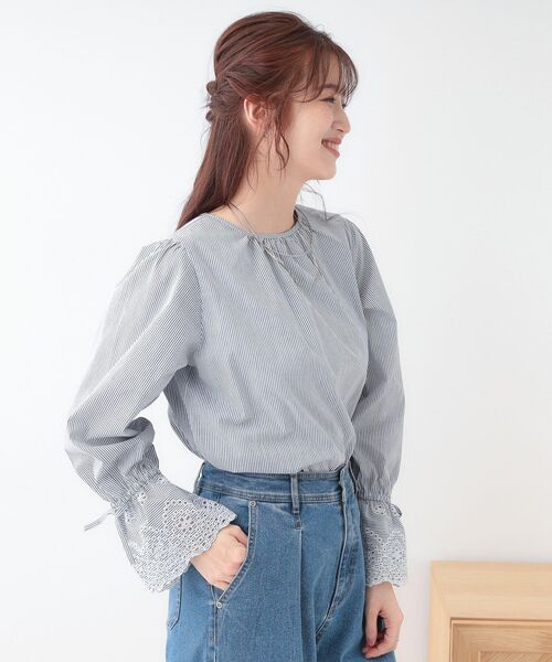 DRESKIP(ドレスキップ)の「【S-LL/前後2WAY/洗濯後しわになりにくい】お袖刺繍レースブラウス(シャツ/ブラウス・レディース・オフホワイト/ネイビー系2/ベージュ/ネイビー・01/02/03/04)」の5枚目の写真