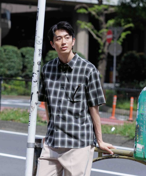 GLOBAL WORK(グローバルワーク)の「サラサマ快適シャツ/レギュラーカラー/半袖/286395(シャツ/ブラウス・メンズ・ブラック系1/ブラック系/グレイッシュブルー/ブルー系その他6/チャコールグレー/ブルー/グレー/ブルー系その他7/ホワイト/グレイッシュベージュ/ブラウン/ネイビー・LARGE/MEDIUM/X-LARGE/SMALL/3XL/XX-LARGE/X-SMALL)」の3枚目の写真