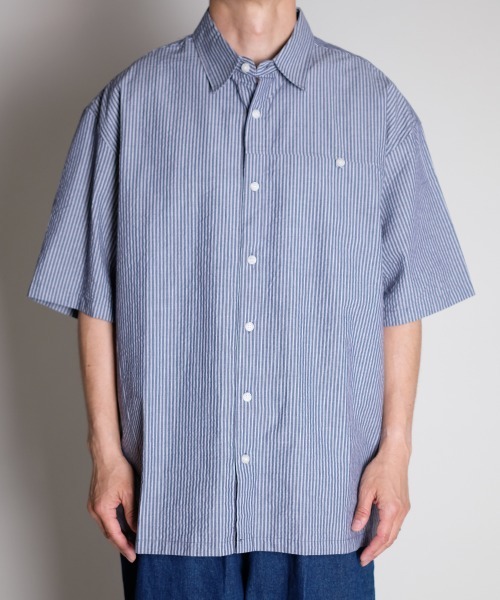 R.(rehacer)（アールドット（レアセル））の「R. : Retro Stripe Box S/S Loose Shirt（シャツ/ブラウス・メンズ・ブルー系その他/ホワイト系その他・MEDIUM/LARGE）」の2枚目の写真