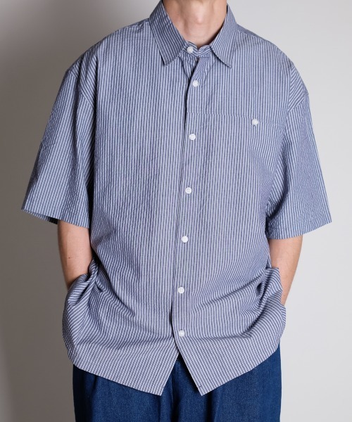 R.(rehacer)（アールドット（レアセル））の「R. : Retro Stripe Box S/S Loose Shirt（シャツ/ブラウス・メンズ・ブルー系その他/ホワイト系その他・MEDIUM/LARGE）」の4枚目の写真
