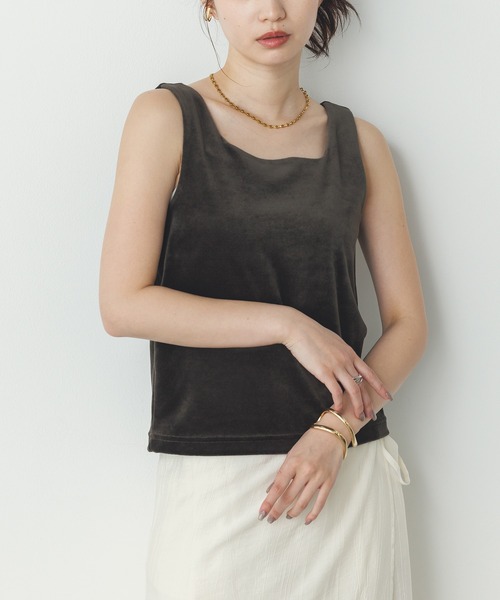 hunch（ハンチ）の「ベロア スクエアタンクトップ（タンクトップ・レディース・ライム/モカ/ダークオリーブ/ブラウン/ネイビー/ベージュ・FREE）」の4枚目の写真