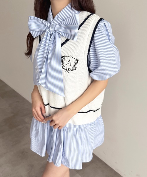 apres jour(アプレジュール)の「刺繍エンブレムニットベスト(ベスト・レディース・アイボリー/ネイビー/グレー・X-LARGE/フリー)」の18枚目の写真