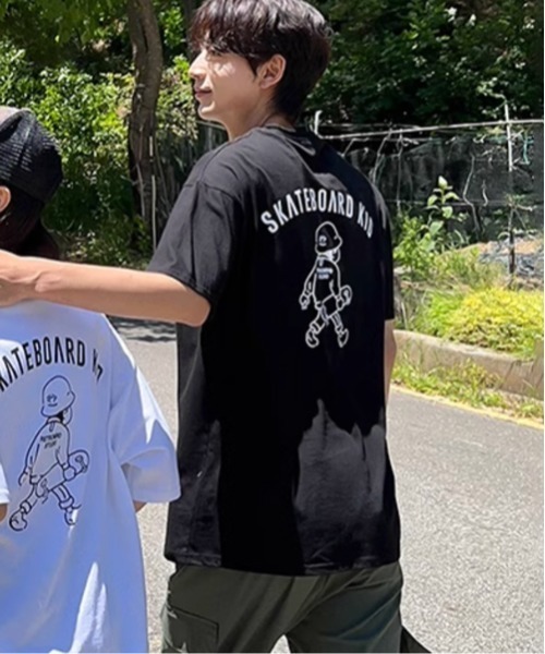 NOWLE(ノウル)の「【NOWLE】ゆるかわ スケートボード KID プリント 半袖 Tシャツ(Tシャツ/カットソー・メンズ・ブラック/ホワイト・X-LARGE/LARGE/MEDIUM)」の1枚目の写真
