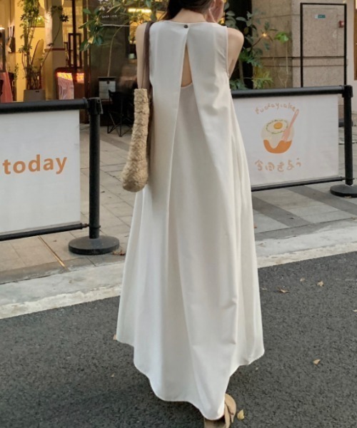 FAVORITO(ファヴォリート)の「バック中空クルーネック袖なしワンピース(ワンピース・レディース・パープル/ベージュ・F)」の2枚目の写真