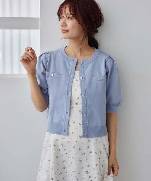 mysty woman(ミスティウーマン)の「メタルボタンパフスリーブカーディガン 572879(カーディガン/ボレロ・レディース・オフホワイト/グレイッシュブルー/ブラウン/ネイビー・FREE)」の4枚目の写真