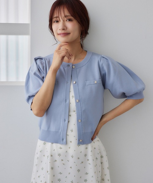 mysty woman(ミスティウーマン)の「メタルボタンパフスリーブカーディガン 572879(カーディガン/ボレロ・レディース・オフホワイト/グレイッシュブルー/ブラウン/ネイビー・FREE)」の7枚目の写真