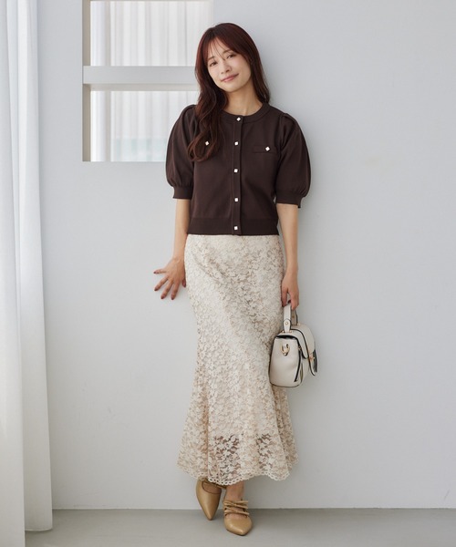 mysty woman(ミスティウーマン)の「メタルボタンパフスリーブカーディガン 572879(カーディガン/ボレロ・レディース・オフホワイト/グレイッシュブルー/ブラウン/ネイビー・FREE)」の8枚目の写真