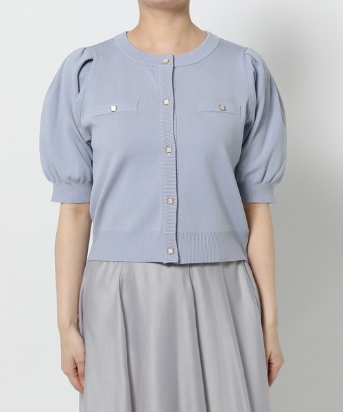 mysty woman(ミスティウーマン)の「メタルボタンパフスリーブカーディガン 572879(カーディガン/ボレロ・レディース・オフホワイト/グレイッシュブルー/ブラウン/ネイビー・FREE)」の10枚目の写真