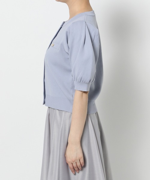 mysty woman(ミスティウーマン)の「メタルボタンパフスリーブカーディガン 572879(カーディガン/ボレロ・レディース・オフホワイト/グレイッシュブルー/ブラウン/ネイビー・FREE)」の11枚目の写真