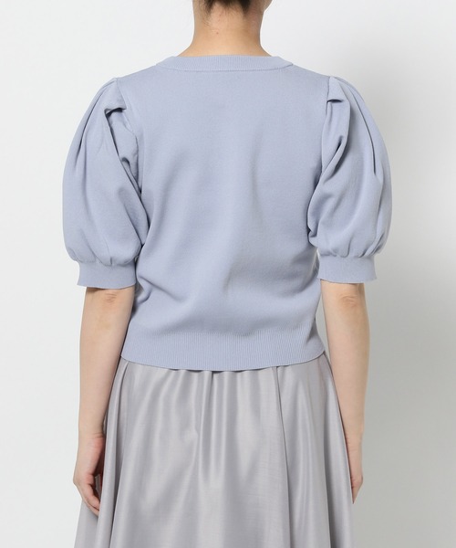 mysty woman(ミスティウーマン)の「メタルボタンパフスリーブカーディガン 572879(カーディガン/ボレロ・レディース・オフホワイト/グレイッシュブルー/ブラウン/ネイビー・FREE)」の12枚目の写真