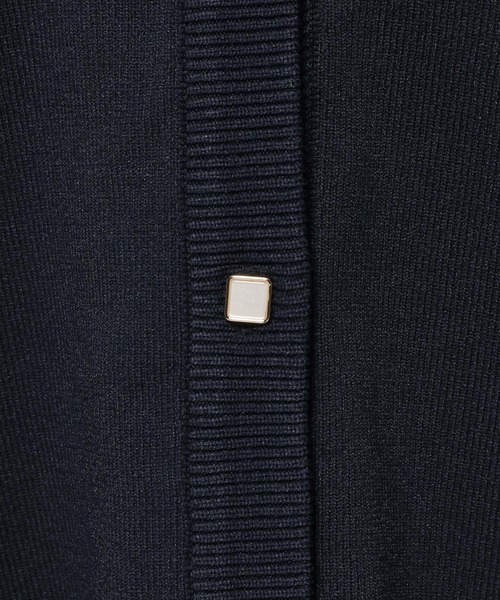 mysty woman(ミスティウーマン)の「メタルボタンパフスリーブカーディガン 572879(カーディガン/ボレロ・レディース・オフホワイト/グレイッシュブルー/ブラウン/ネイビー・FREE)」の20枚目の写真