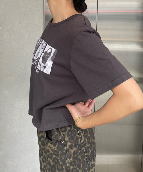 ROGER AND RAW（ロジャーアンドロウ）の「ショート丈フォトプリントTシャツ（Tシャツ/カットソー・レディース・ホワイト/チャコールグレー/ブラック・FREE）」の17枚目の写真