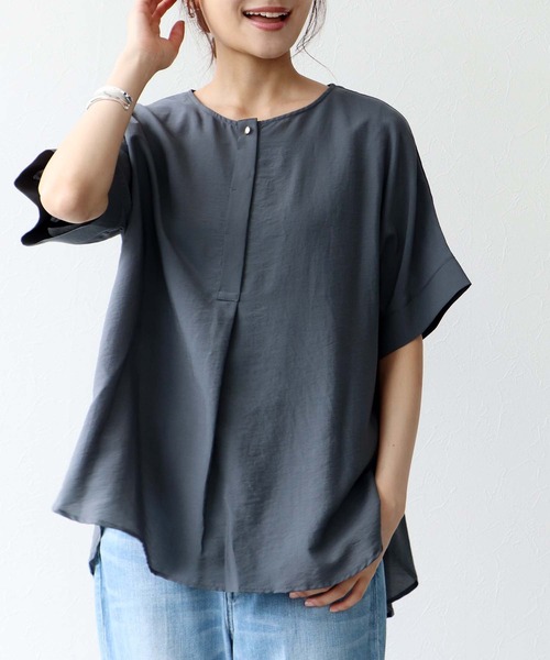 Jines(ジネス)の「テンセルナイロンきれいめブラウス(シャツ/ブラウス・レディース・チャコールグレー/ベージュ/ネイビー/ブルー/モカ・38)」の2枚目の写真