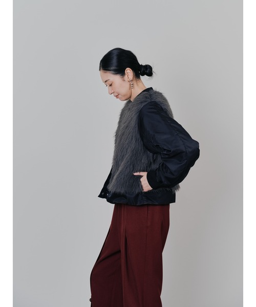 TEVALT（ヴァレット）の「ダブル衿配色ファーベストレイヤードライク中綿ジャケット（ダウンジャケット/コート・レディース・ブラック/ベージュ・38）」の6枚目の写真