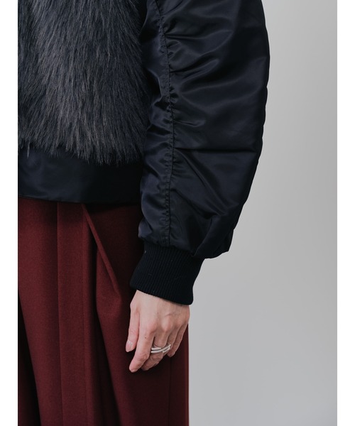 TEVALT（ヴァレット）の「ダブル衿配色ファーベストレイヤードライク中綿ジャケット（ダウンジャケット/コート・レディース・ブラック/ベージュ・38）」の11枚目の写真