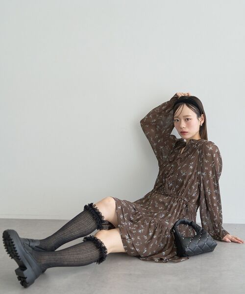 earth music&ecology（アースミュージックアンドエコロジー）の「レースフリル透かしストライプハイソックス（ソックス/靴下・レディース・アイボリー/ブラック・23-25）」の11枚目の写真