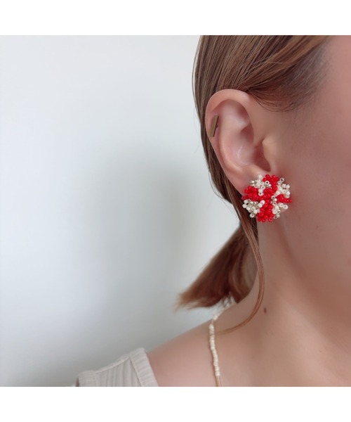tone(トーン)の「【colore】ニュアンス柄 ビーズの大粒ピアス(MA)(ピアス(両耳用)・レディース・レッド・FREE)」の6枚目の写真