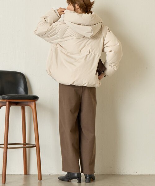Jena espace merveilleux(ジェナ エスパスメルヴェイユ)の「【首元あったか/再入荷】リブ襟ショートダウン(ダウンジャケット/コート・レディース・チャコールグレー/アイボリー・FREE)」の13枚目の写真