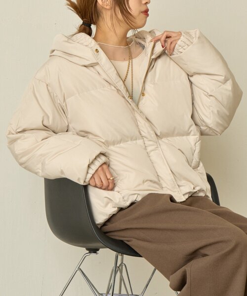 Jena espace merveilleux(ジェナ エスパスメルヴェイユ)の「【首元あったか/再入荷】リブ襟ショートダウン(ダウンジャケット/コート・レディース・チャコールグレー/アイボリー・FREE)」の14枚目の写真