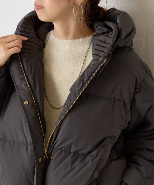 Jena espace merveilleux(ジェナ エスパスメルヴェイユ)の「【首元あったか/再入荷】リブ襟ショートダウン(ダウンジャケット/コート・レディース・チャコールグレー/アイボリー・FREE)」の3枚目の写真