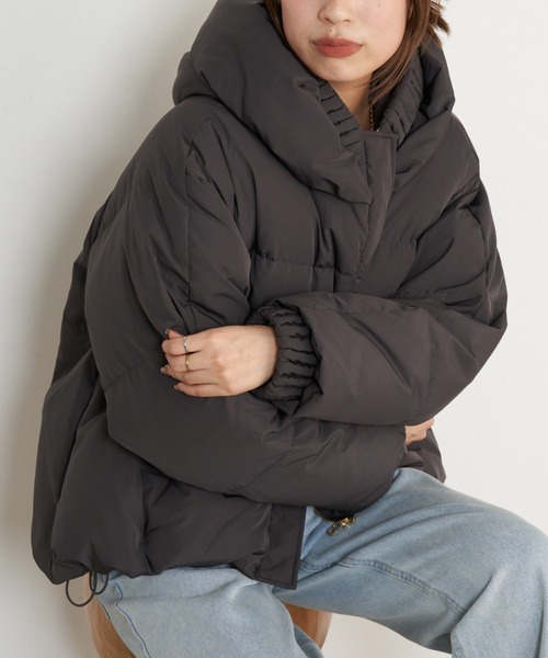 Jena espace merveilleux(ジェナ エスパスメルヴェイユ)の「【首元あったか/再入荷】リブ襟ショートダウン(ダウンジャケット/コート・レディース・チャコールグレー/アイボリー・FREE)」の4枚目の写真