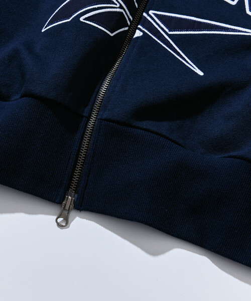 FREAK'S STORE(フリークスストア)の「Reebok × NAUTICA/リーボック × ノーティカ 【Exclusive】 ヘビーウェイト ダブルネームアーチロゴ ジップフーディー/クロップド丈 アーチロゴ スウェット/ジップパーカ(パーカー・レディース・ライトグレー/ネイビー・フリ-)」の19枚目の写真