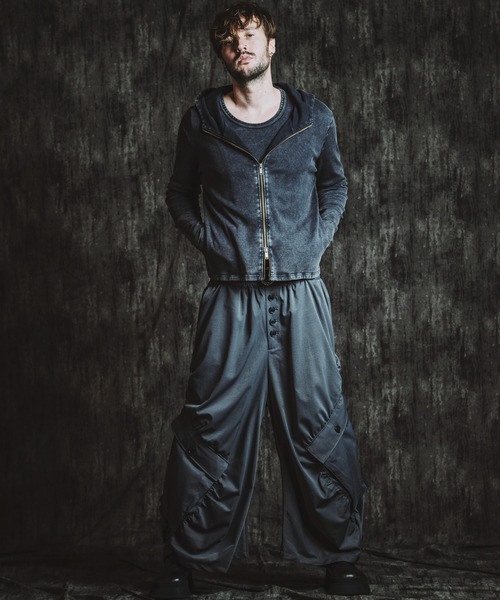 NO ID.（ノーアイディ）の「【NO ID.】Side Gather Wide Cargo Pants / サイド ギャザー ワイド カーゴ パンツ（カーゴパンツ・メンズ・ブラック/グレー・2(M)/1(S)）」の16枚目の写真