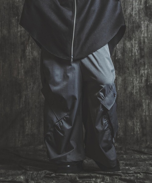 NO ID.（ノーアイディ）の「【NO ID.】Side Gather Wide Cargo Pants / サイド ギャザー ワイド カーゴ パンツ（カーゴパンツ・メンズ・ブラック/グレー・2(M)/1(S)）」の21枚目の写真