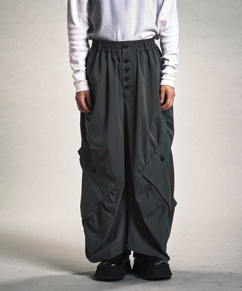 NO ID.（ノーアイディ）の「【NO ID.】Side Gather Wide Cargo Pants / サイド ギャザー ワイド カーゴ パンツ（カーゴパンツ・メンズ・ブラック/グレー・2(M)/1(S)）」の18枚目の写真