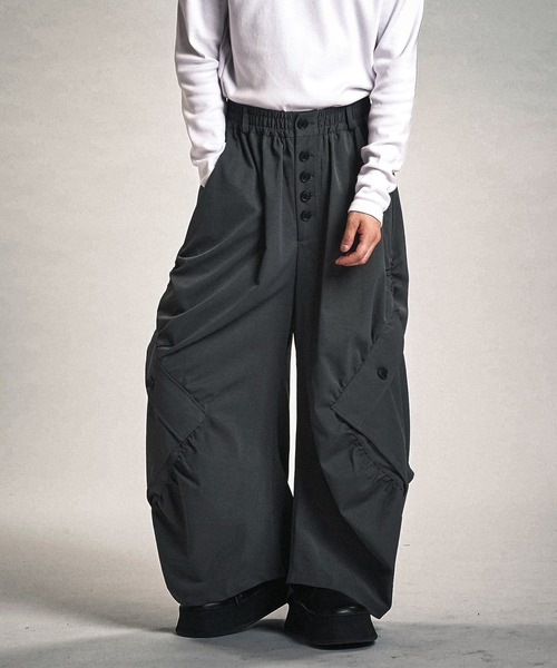 NO ID.（ノーアイディ）の「【NO ID.】Side Gather Wide Cargo Pants / サイド ギャザー ワイド カーゴ パンツ（カーゴパンツ・メンズ・ブラック/グレー・2(M)/1(S)）」の19枚目の写真