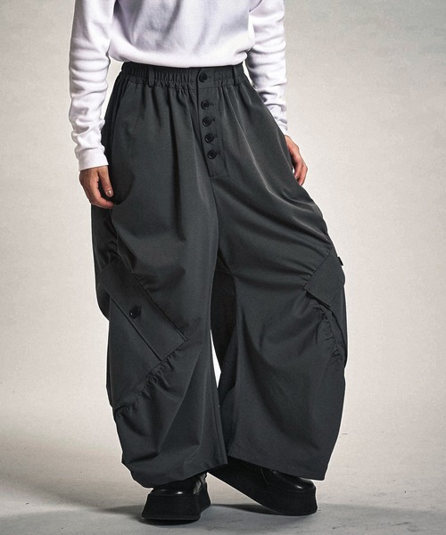 NO ID.（ノーアイディ）の「【NO ID.】Side Gather Wide Cargo Pants / サイド ギャザー ワイド カーゴ パンツ（カーゴパンツ・メンズ・ブラック/グレー・2(M)/1(S)）」の8枚目の写真