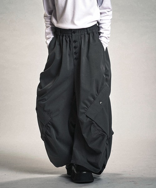 NO ID.（ノーアイディ）の「【NO ID.】Side Gather Wide Cargo Pants / サイド ギャザー ワイド カーゴ パンツ（カーゴパンツ・メンズ・ブラック/グレー・2(M)/1(S)）」の9枚目の写真