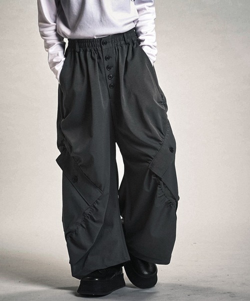 NO ID.（ノーアイディ）の「【NO ID.】Side Gather Wide Cargo Pants / サイド ギャザー ワイド カーゴ パンツ（カーゴパンツ・メンズ・ブラック/グレー・2(M)/1(S)）」の10枚目の写真