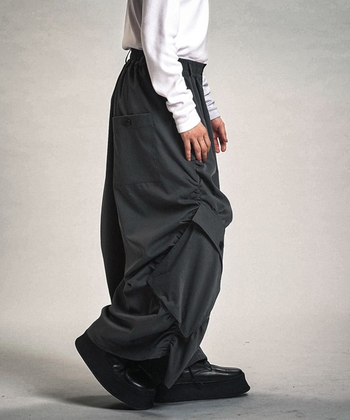 NO ID.（ノーアイディ）の「【NO ID.】Side Gather Wide Cargo Pants / サイド ギャザー ワイド カーゴ パンツ（カーゴパンツ・メンズ・ブラック/グレー・2(M)/1(S)）」の11枚目の写真