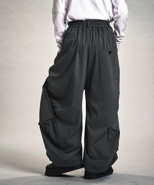NO ID.（ノーアイディ）の「【NO ID.】Side Gather Wide Cargo Pants / サイド ギャザー ワイド カーゴ パンツ（カーゴパンツ・メンズ・ブラック/グレー・2(M)/1(S)）」の12枚目の写真