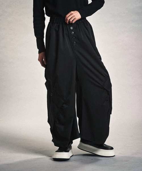 NO ID.（ノーアイディ）の「【NO ID.】Side Gather Wide Cargo Pants / サイド ギャザー ワイド カーゴ パンツ（カーゴパンツ・メンズ・ブラック/グレー・2(M)/1(S)）」の13枚目の写真