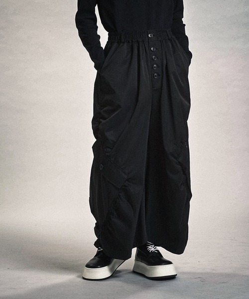 NO ID.（ノーアイディ）の「【NO ID.】Side Gather Wide Cargo Pants / サイド ギャザー ワイド カーゴ パンツ（カーゴパンツ・メンズ・ブラック/グレー・2(M)/1(S)）」の3枚目の写真