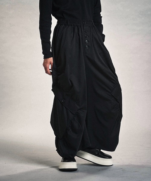 NO ID.（ノーアイディ）の「【NO ID.】Side Gather Wide Cargo Pants / サイド ギャザー ワイド カーゴ パンツ（カーゴパンツ・メンズ・ブラック/グレー・2(M)/1(S)）」の4枚目の写真