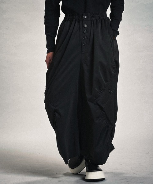 NO ID.（ノーアイディ）の「【NO ID.】Side Gather Wide Cargo Pants / サイド ギャザー ワイド カーゴ パンツ（カーゴパンツ・メンズ・ブラック/グレー・2(M)/1(S)）」の5枚目の写真