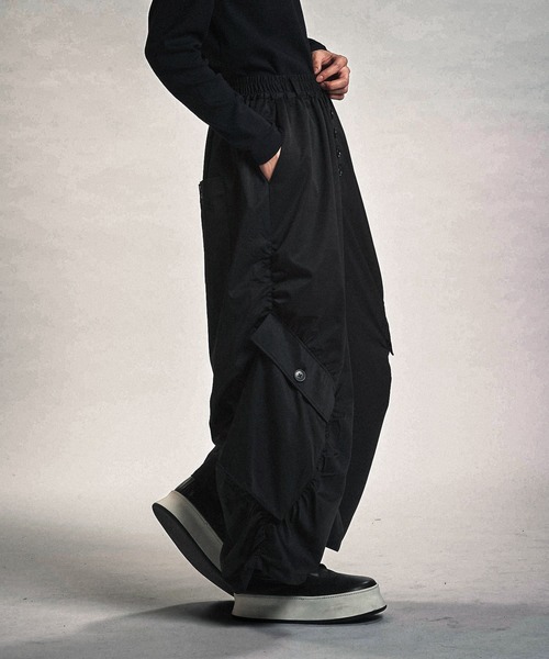 NO ID.（ノーアイディ）の「【NO ID.】Side Gather Wide Cargo Pants / サイド ギャザー ワイド カーゴ パンツ（カーゴパンツ・メンズ・ブラック/グレー・2(M)/1(S)）」の6枚目の写真