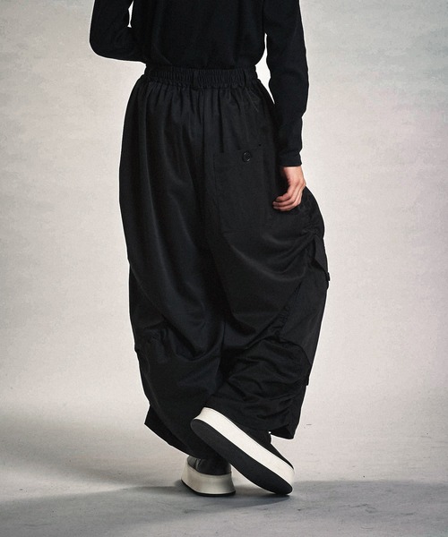NO ID.（ノーアイディ）の「【NO ID.】Side Gather Wide Cargo Pants / サイド ギャザー ワイド カーゴ パンツ（カーゴパンツ・メンズ・ブラック/グレー・2(M)/1(S)）」の7枚目の写真