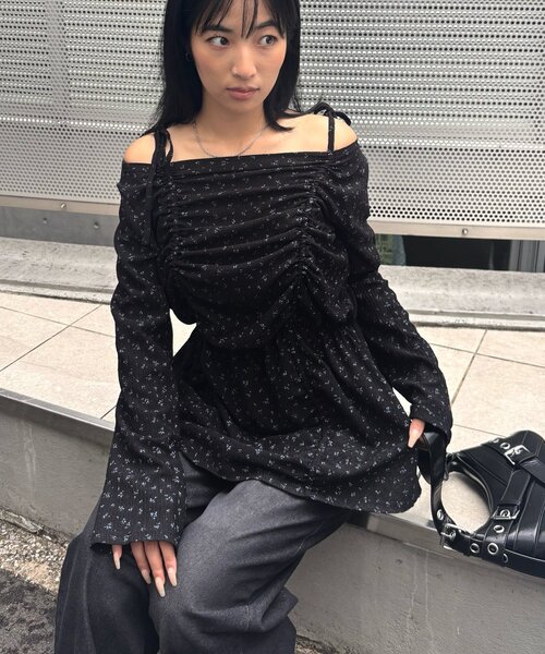 WHO'S WHO gallery(フーズフーギャラリー)の「花柄シャーリングチュニックワンピース(ワンピース・レディース・ブラック/ホワイト・FREE)」の2枚目の写真